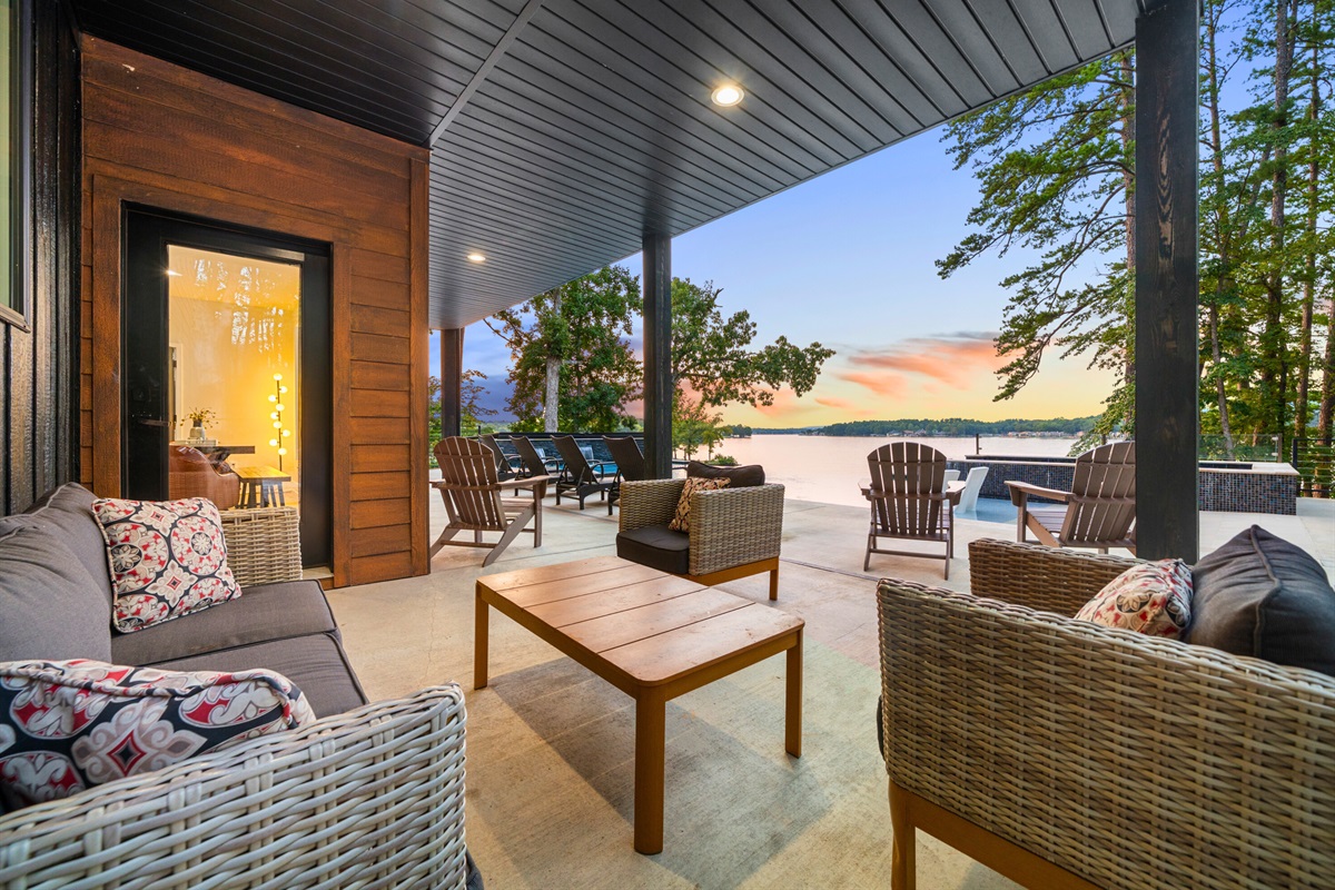 Lakeside seating that’s perfect for morning coffee or golden-hour sunsets.