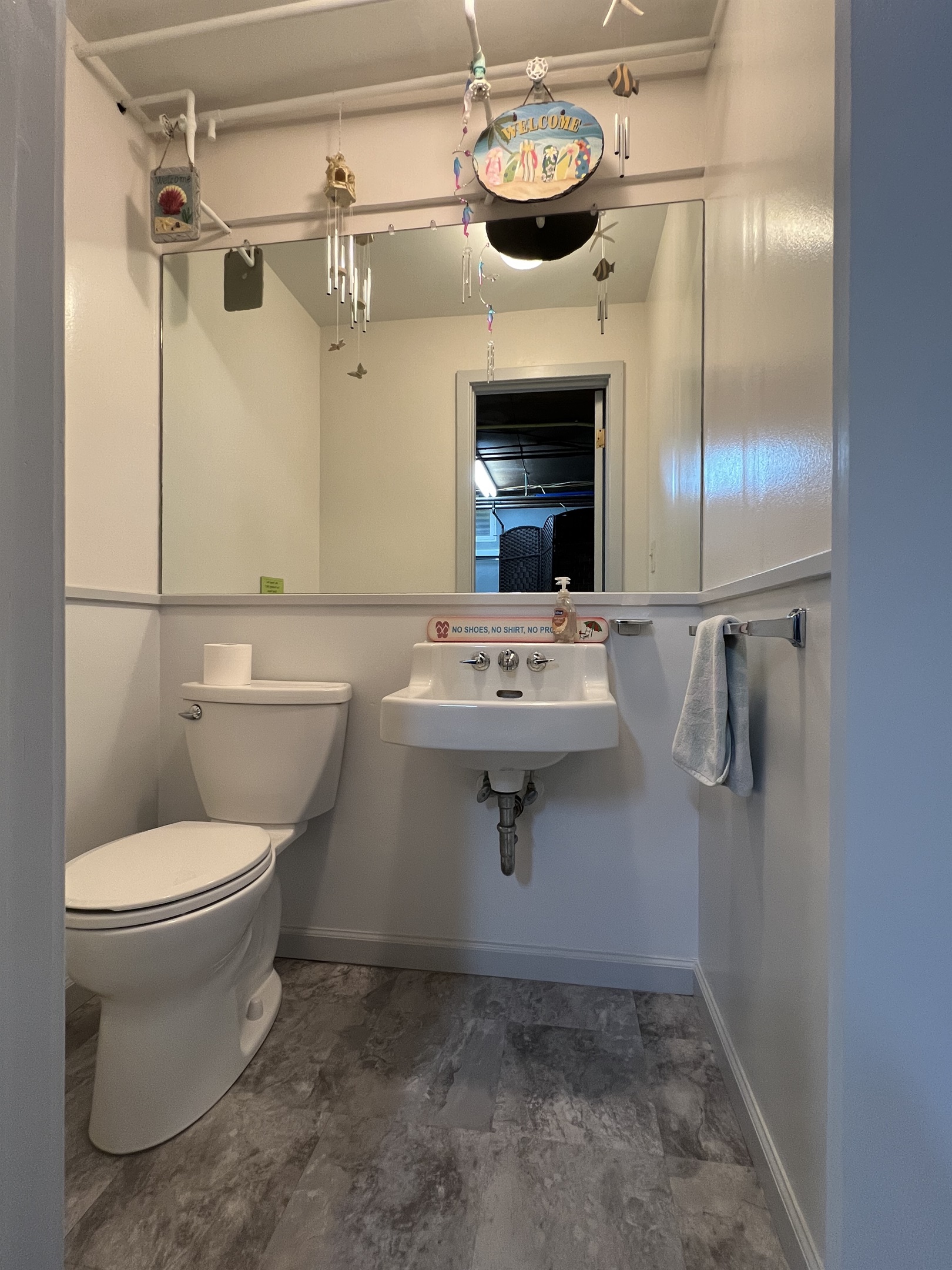 Lower level 1/2 bath