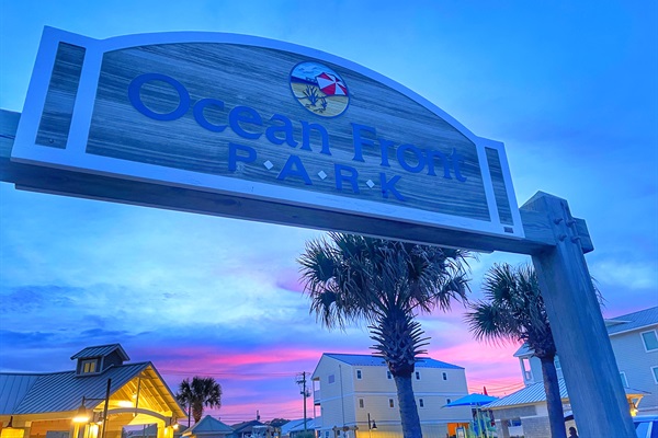Walking distance to the Park and Pier!