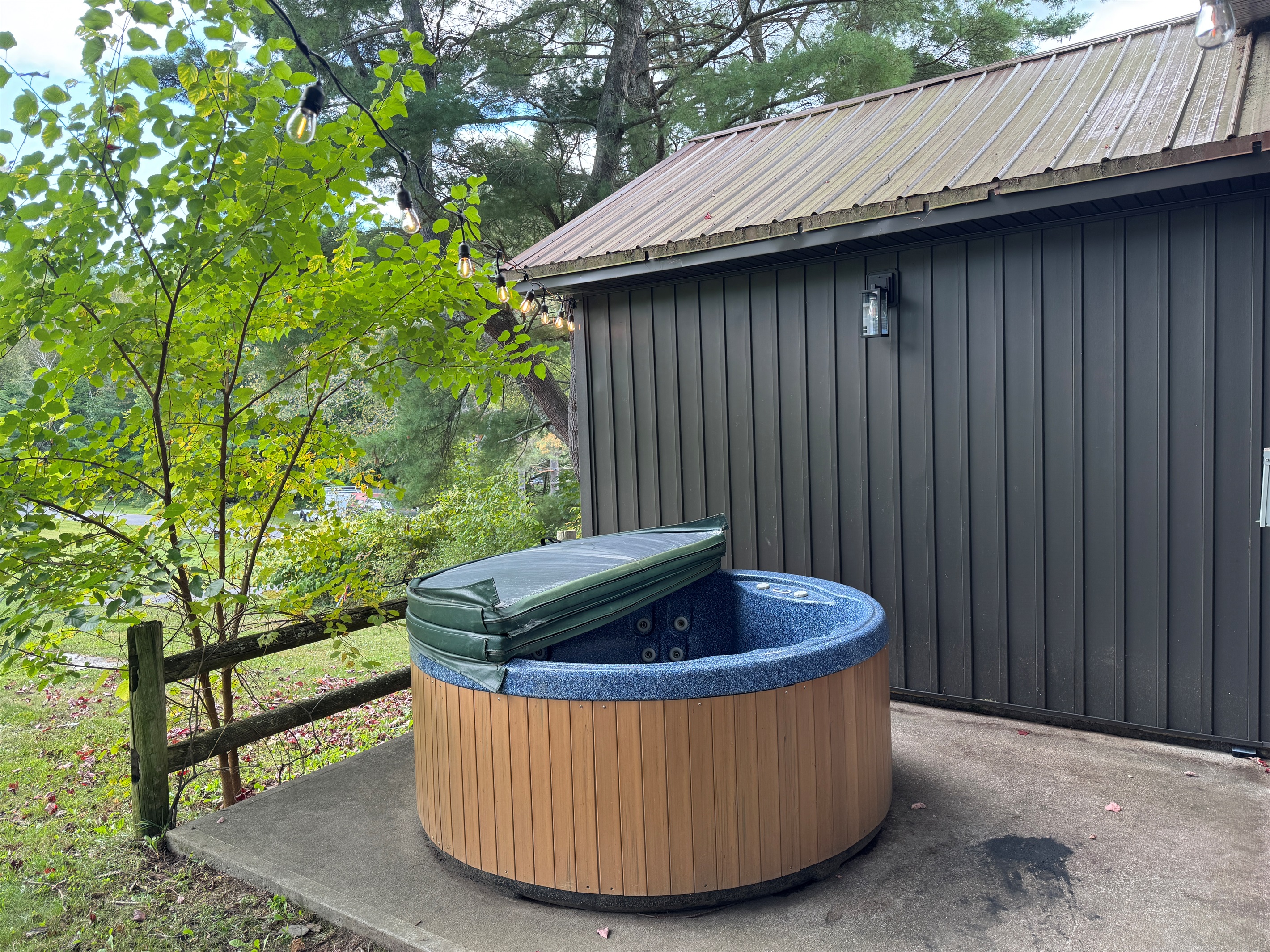 Hot tub at The Mallard House