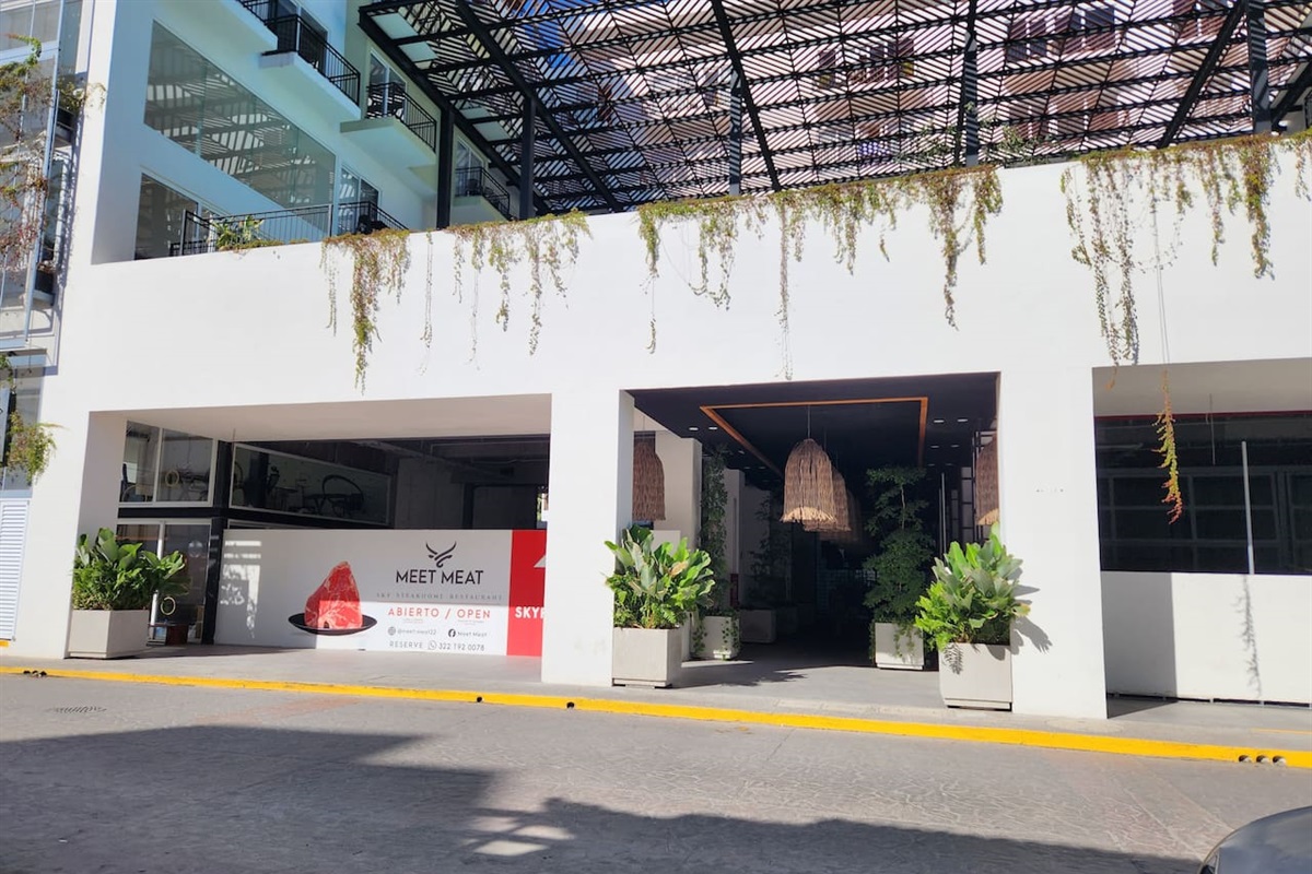 This is the front of the building where you will be dropped off by taxi or Uber driver