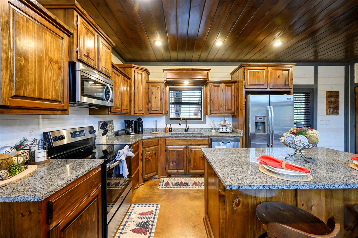 The kitchen and dining area at Round Here Buzz is made for connection and good food 🍽️✨ Cook up your favorites, gather around the table, laugh, snack, and make memories that feel like home. Cheers to great meals and even better company 🥂🌲 