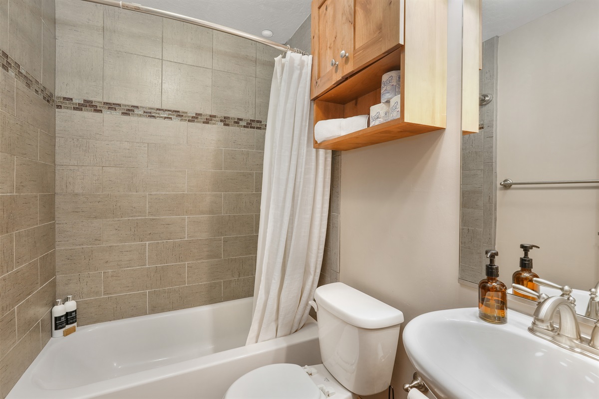 Clean, modern bathroom with a tub/shower combo—simple, functional, and comfortable.