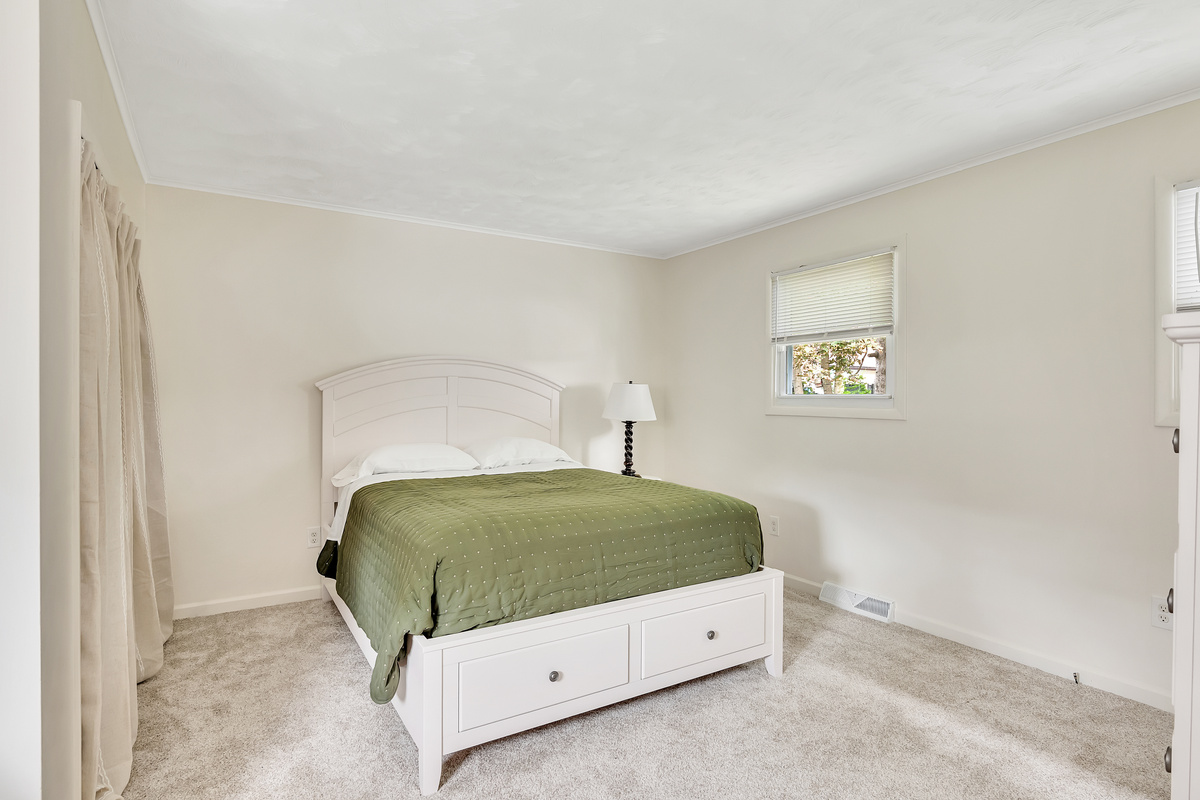 Master Bedroom – Queen Bed