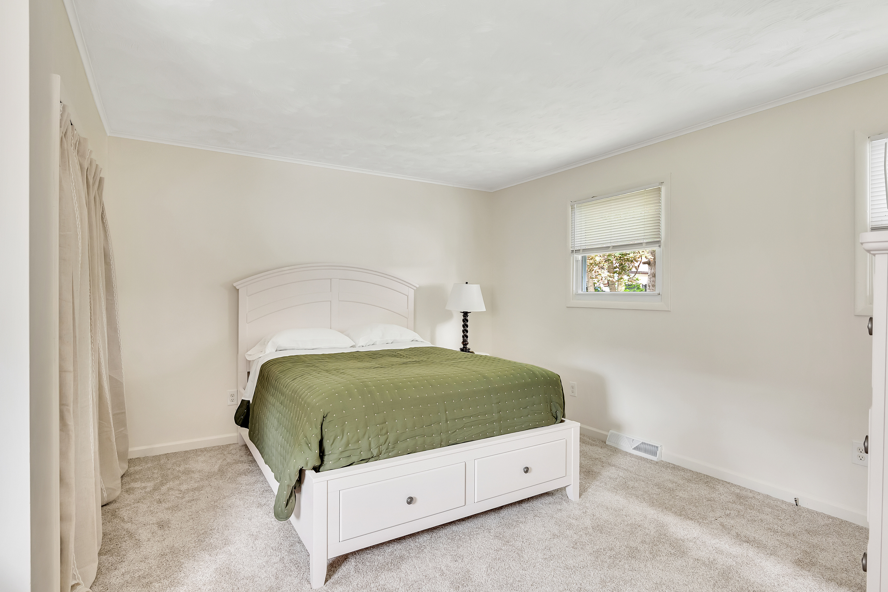Master Bedroom – Queen Bed