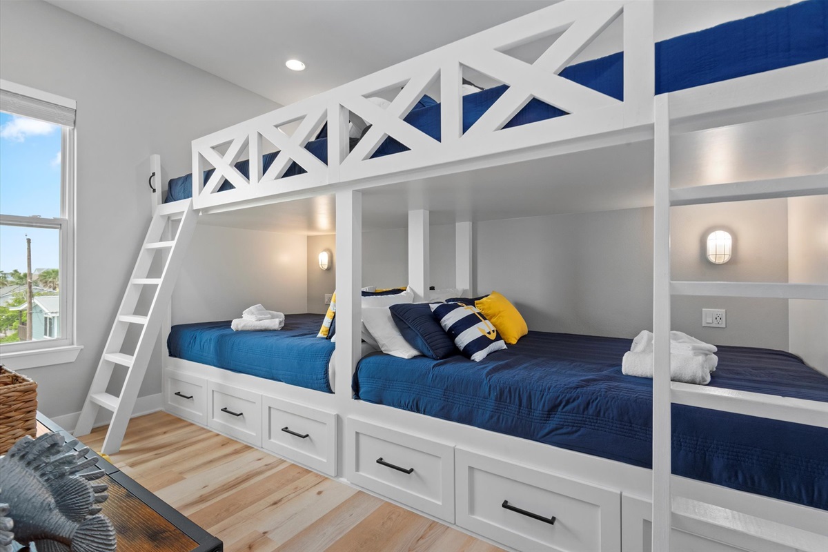 d97f382423e942b8a7891d5fec7d7fd3 Large | Beachhouse | Texas | TX | Vacation Homes | Galveston | Crystal Beach | Kokomo | Breezy Days | Beachfront Elegance | Sunrise Serenity | Southern Sands Property Management, LLC