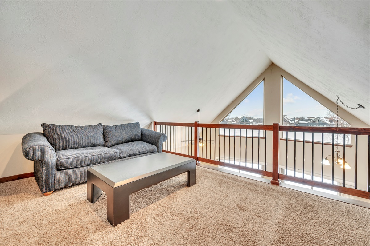 Loft area where you cal place a blowup bed