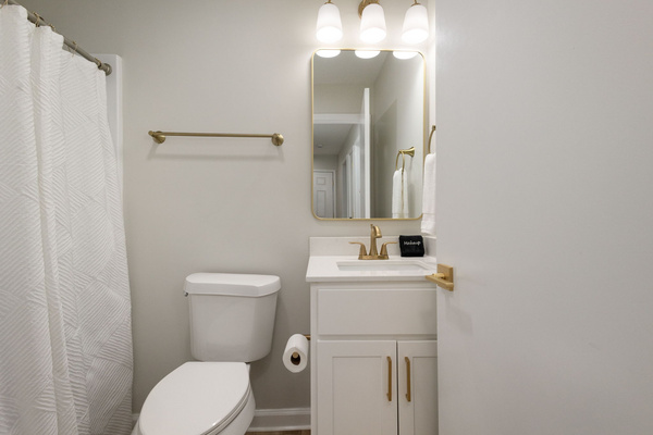 Stylish Notre Dame Haven | 2BR/2BA | Private Balcony + Parking, photo 6