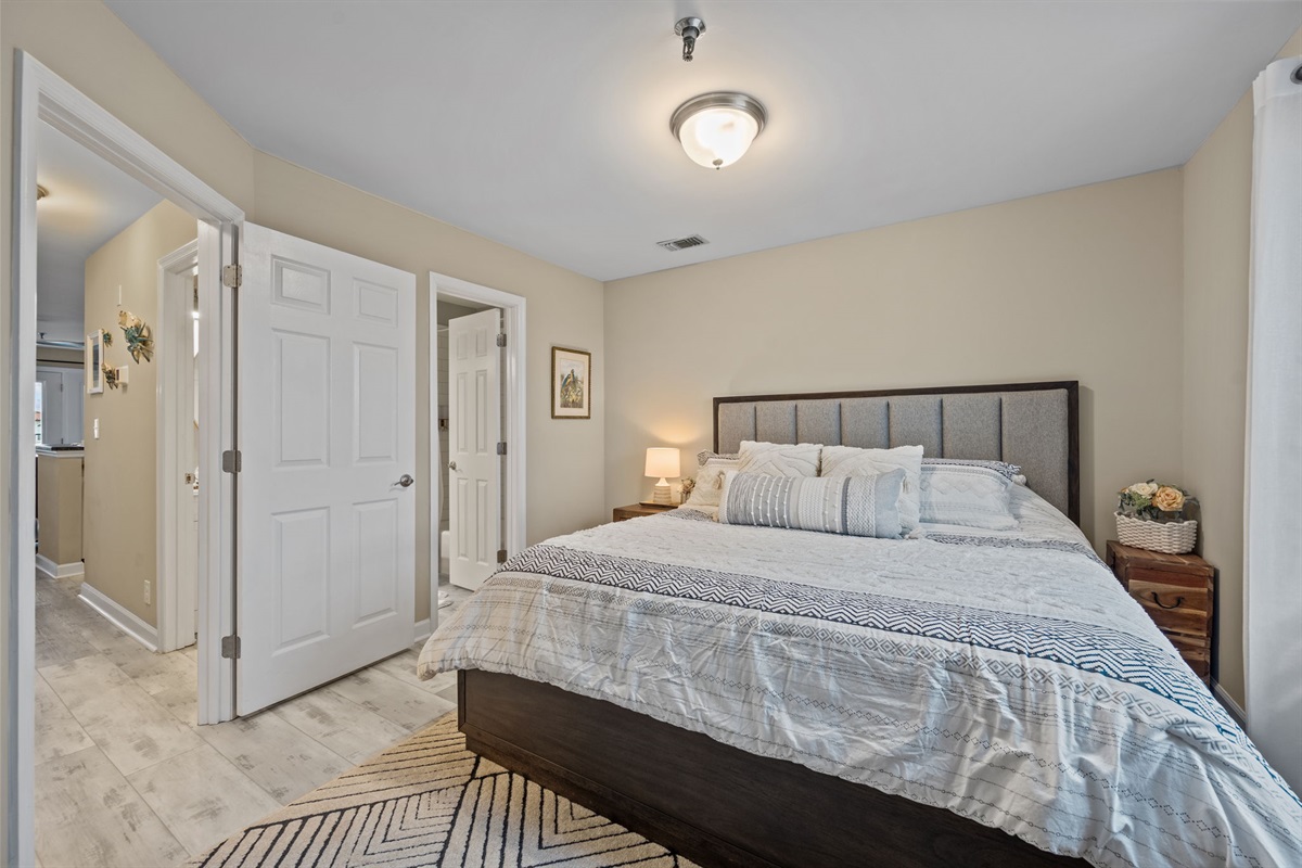 Cozy master suite with King-size bed and direct access to the private ensuite bathroom