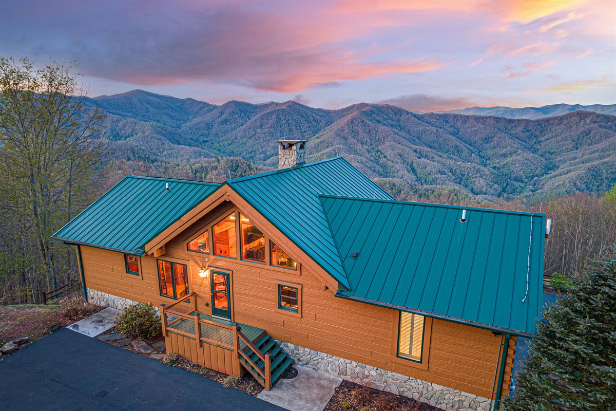 Mountain Retreat: Enjoy breathtaking views and modern comforts in this stunning cabin escape!