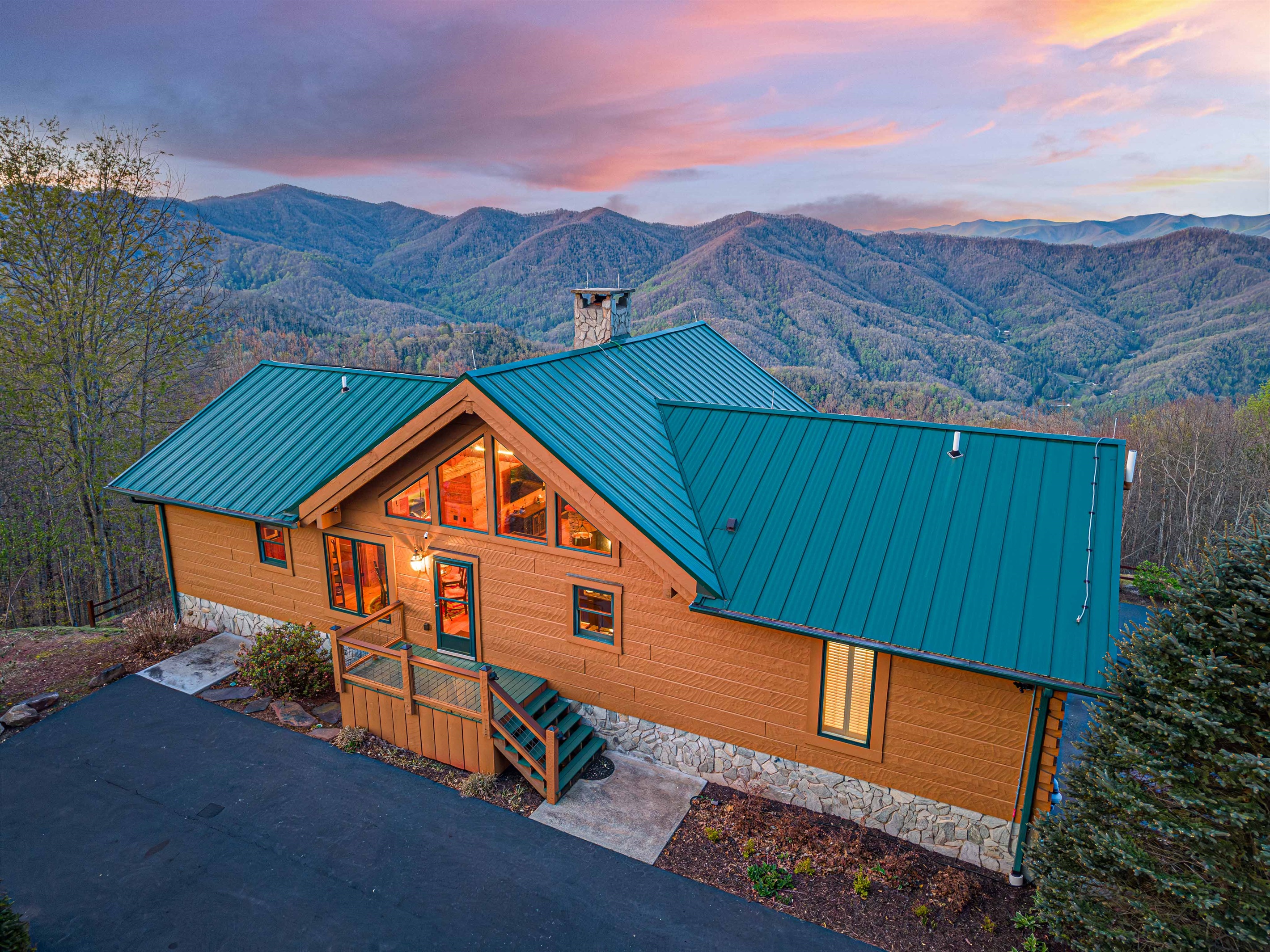 Mountain Retreat: Enjoy breathtaking views and modern comforts in this stunning cabin escape!