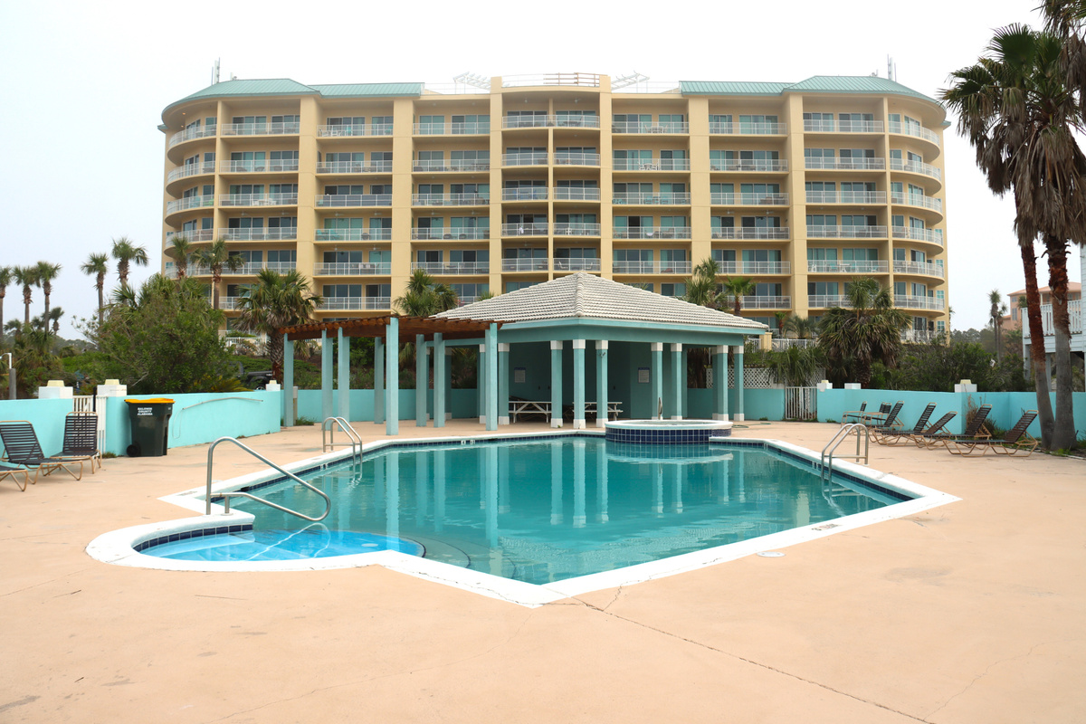 Outdoor pool and hottub