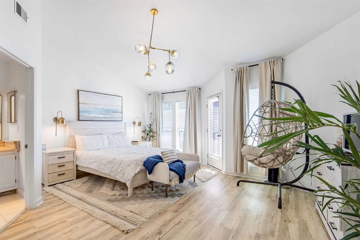 *SEA DREAMS BEACHFRONT SGI*  Master bedroom w/ KING bed; a serene and inviting space that is a perfect place to unwind and relax.