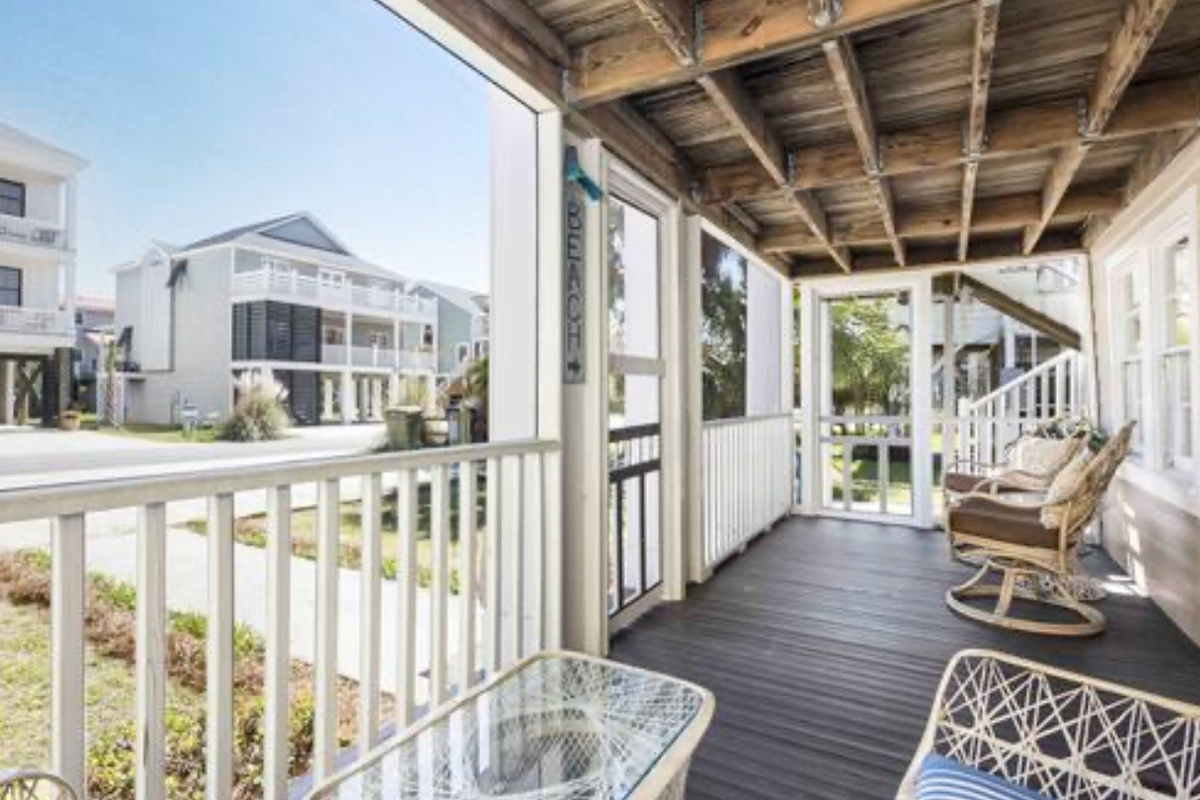 Step outside to a porch built for slow mornings and salty afternoon breezes. ⭐