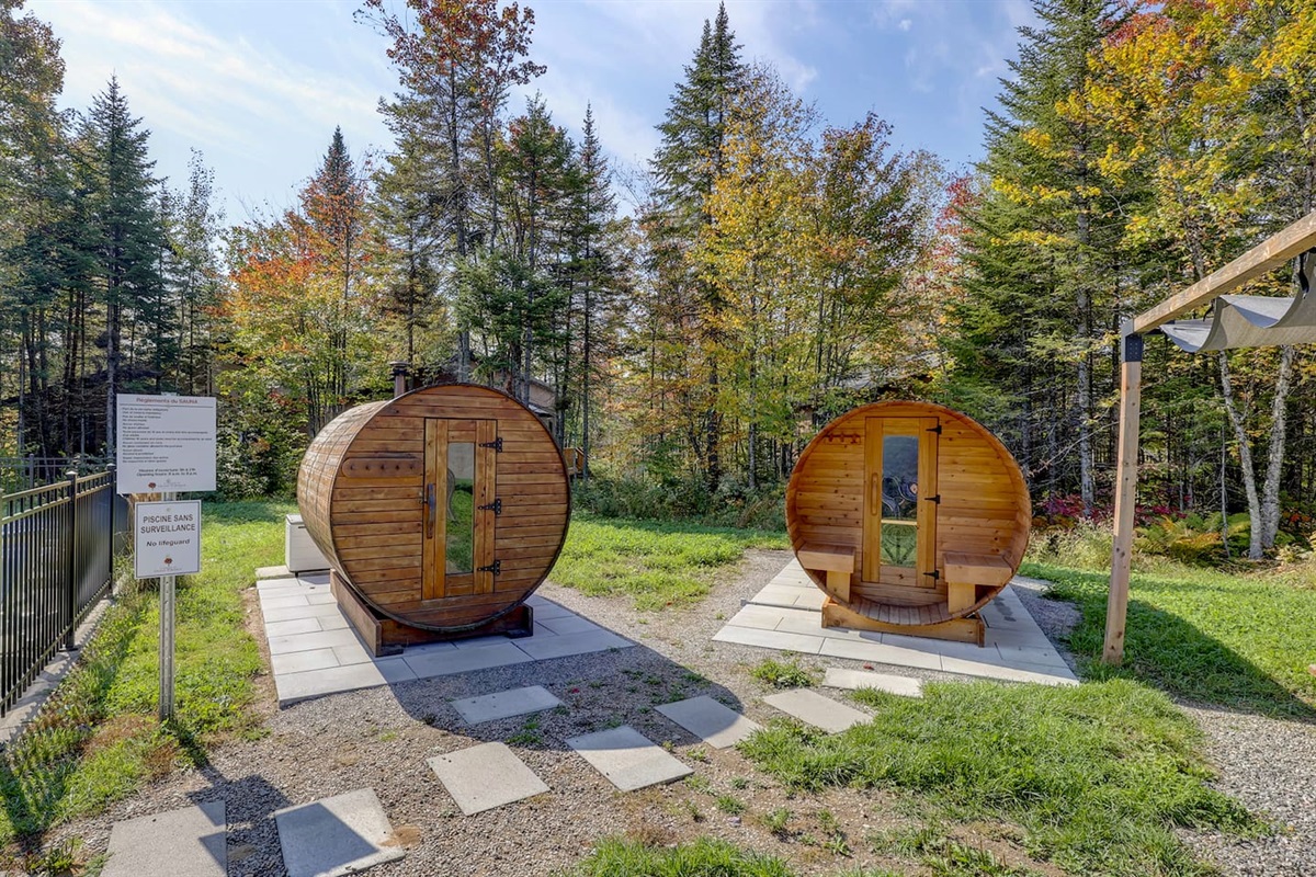 Avec votre réservation chez nous, vous aurez accès au complexe incluant piscine (été), spa & sauna (à l'année) et la salle de jeux/détente !