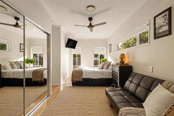 Suite 6
Elegant ground-floor queen suite offering comfort, privacy and a flexible sleeping option with an additional child sofa bed.