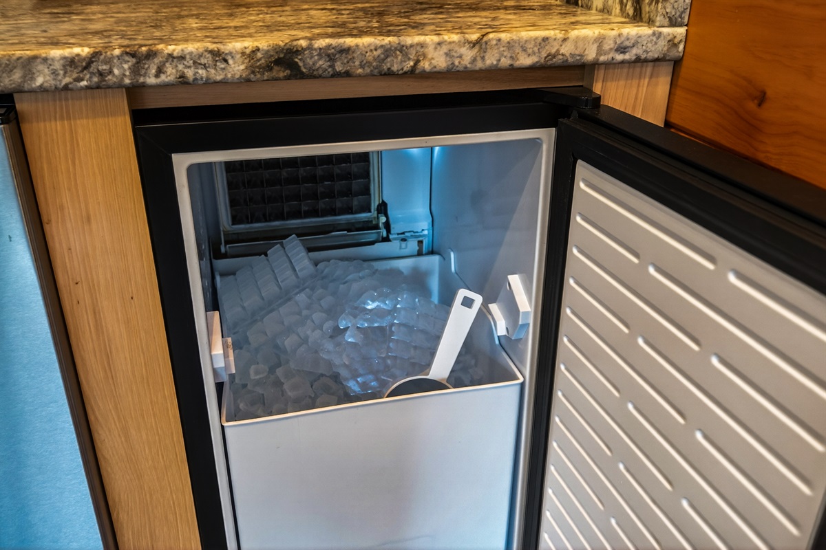 🧊 Never Run Out of Ice – Our high-output in-home ice maker keeps the drinks cold and the good times flowing. Perfect for cocktails, sweet tea, and coolers after a day exploring the Smoky Mountains, with plenty of ice ready whenever you need it.