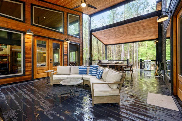 Extra large deck with space for everyone to gather. 