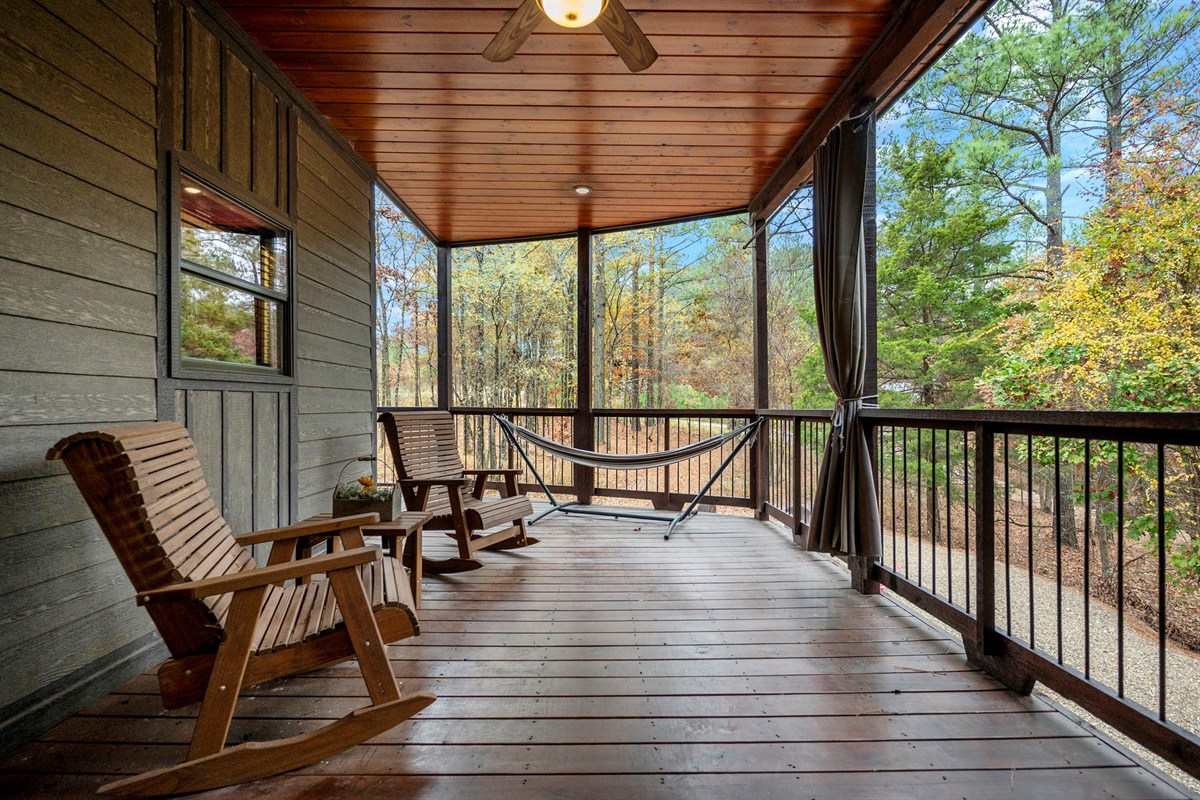 Round Here Buzz gives you room to breathe 🌲✨ A wrap around porch and a big back deck with a hot tub, outdoor fireplace, and comfy spots to sit and unwind. Kick back, soak, and enjoy every peaceful moment of your Hochatown escape 💫🔥🛁 