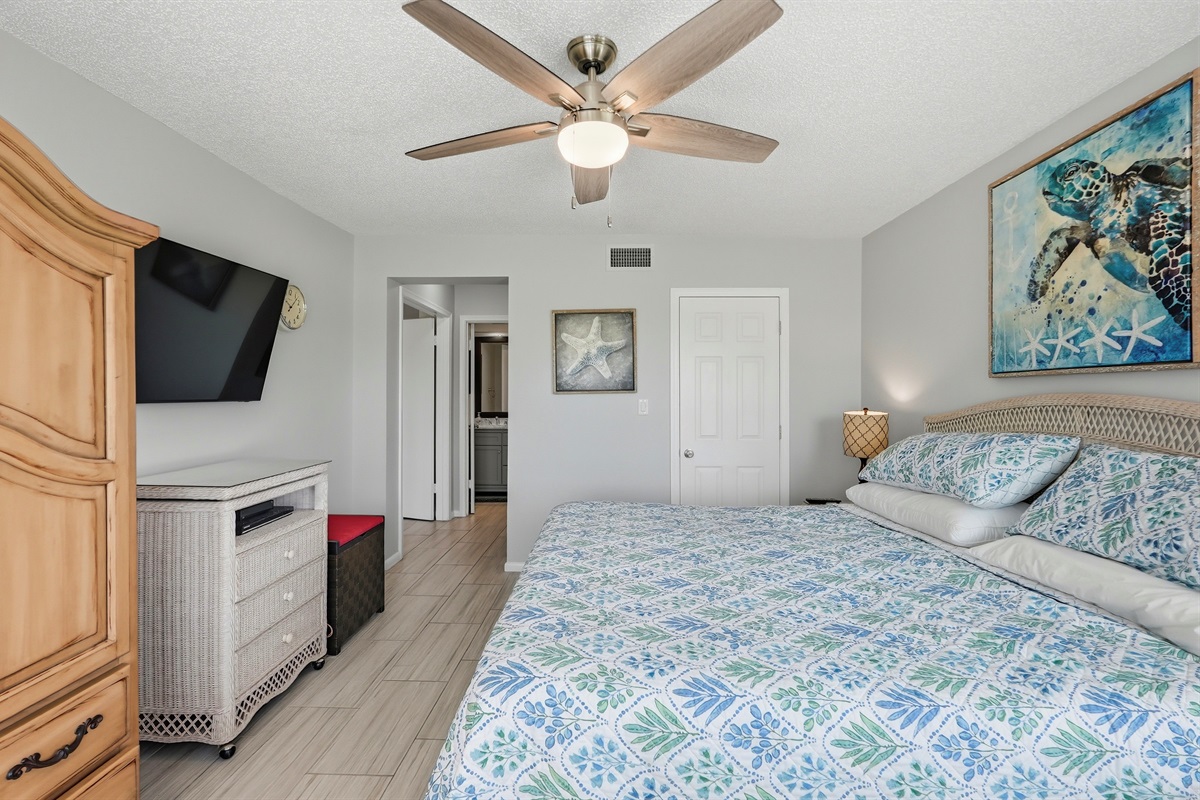 Primary Bedroom - King Bed, Smart TV and En Suite Bathroom