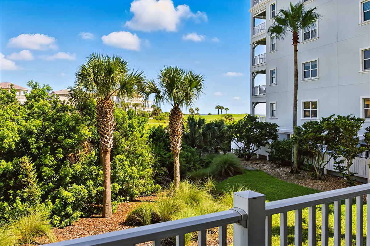 🌴☀️ A little slice of coastal paradise—step outside to lush palms, bright blue skies, and those relaxing Cinnamon Beach vibes just a short stroll away. 🌊🌿
