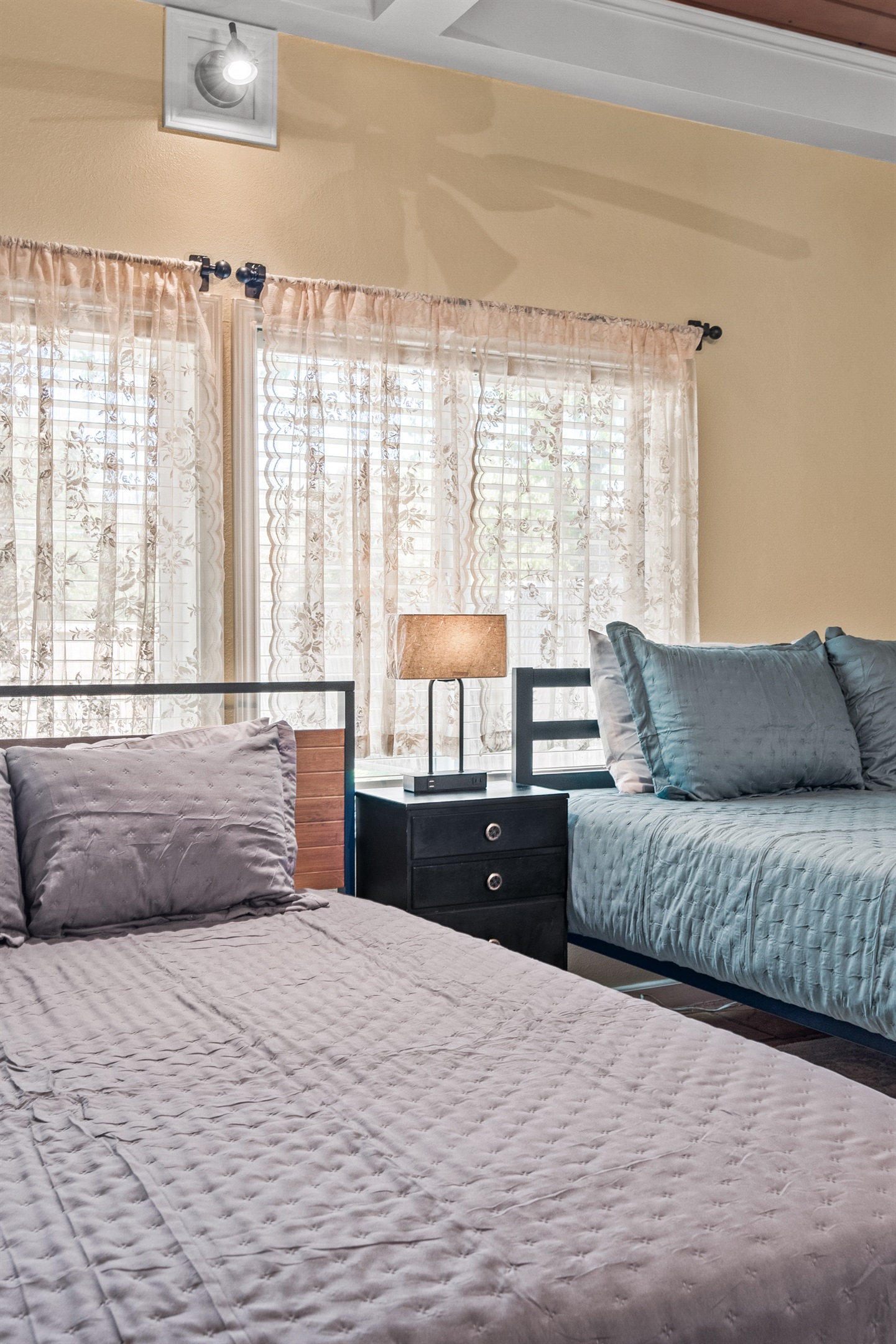 2 queen beds