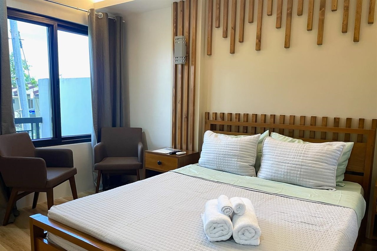 Unit 4 offers a queen size bed, a/c and tv.