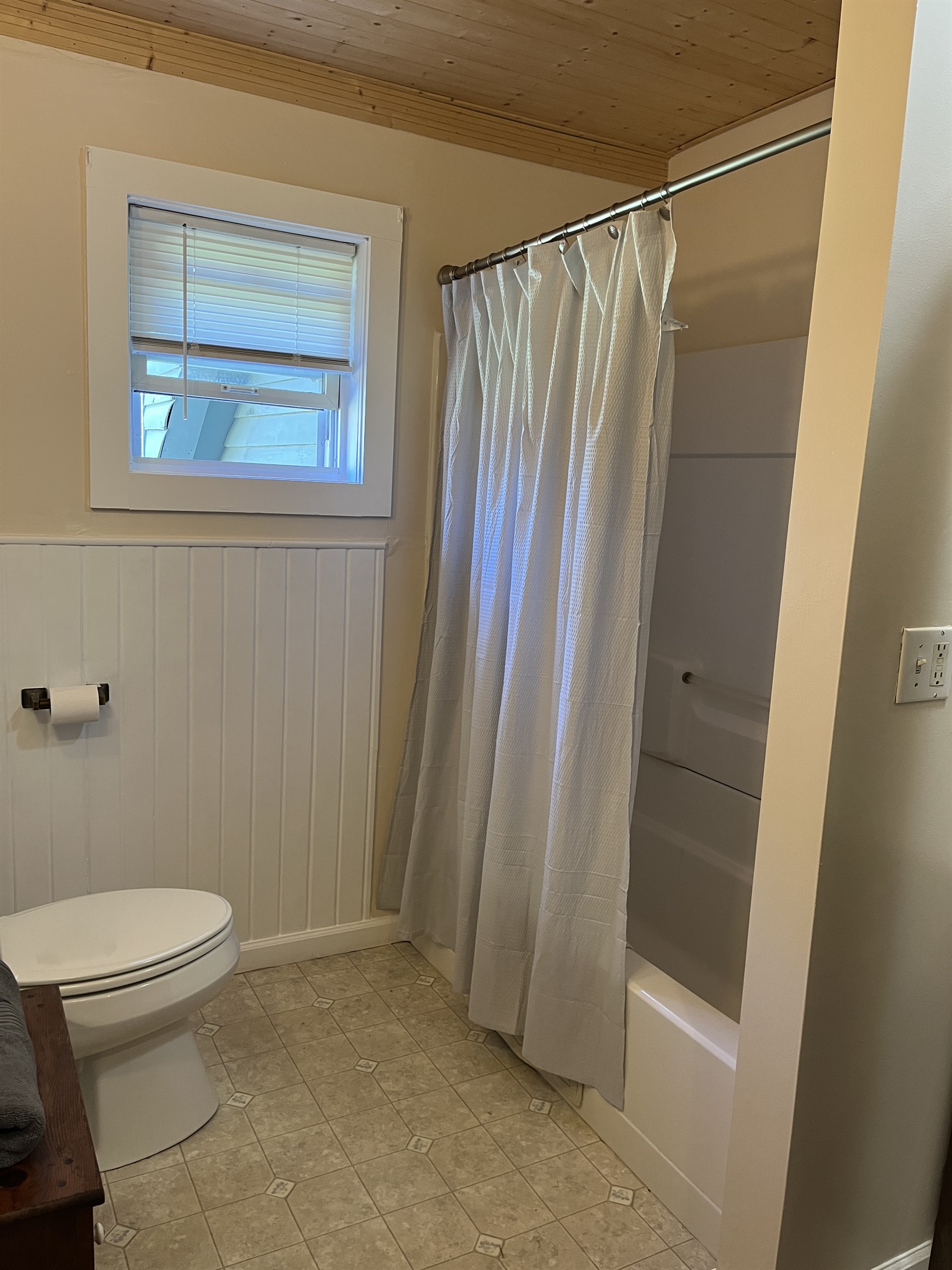 Bathroom w/ tub/shower