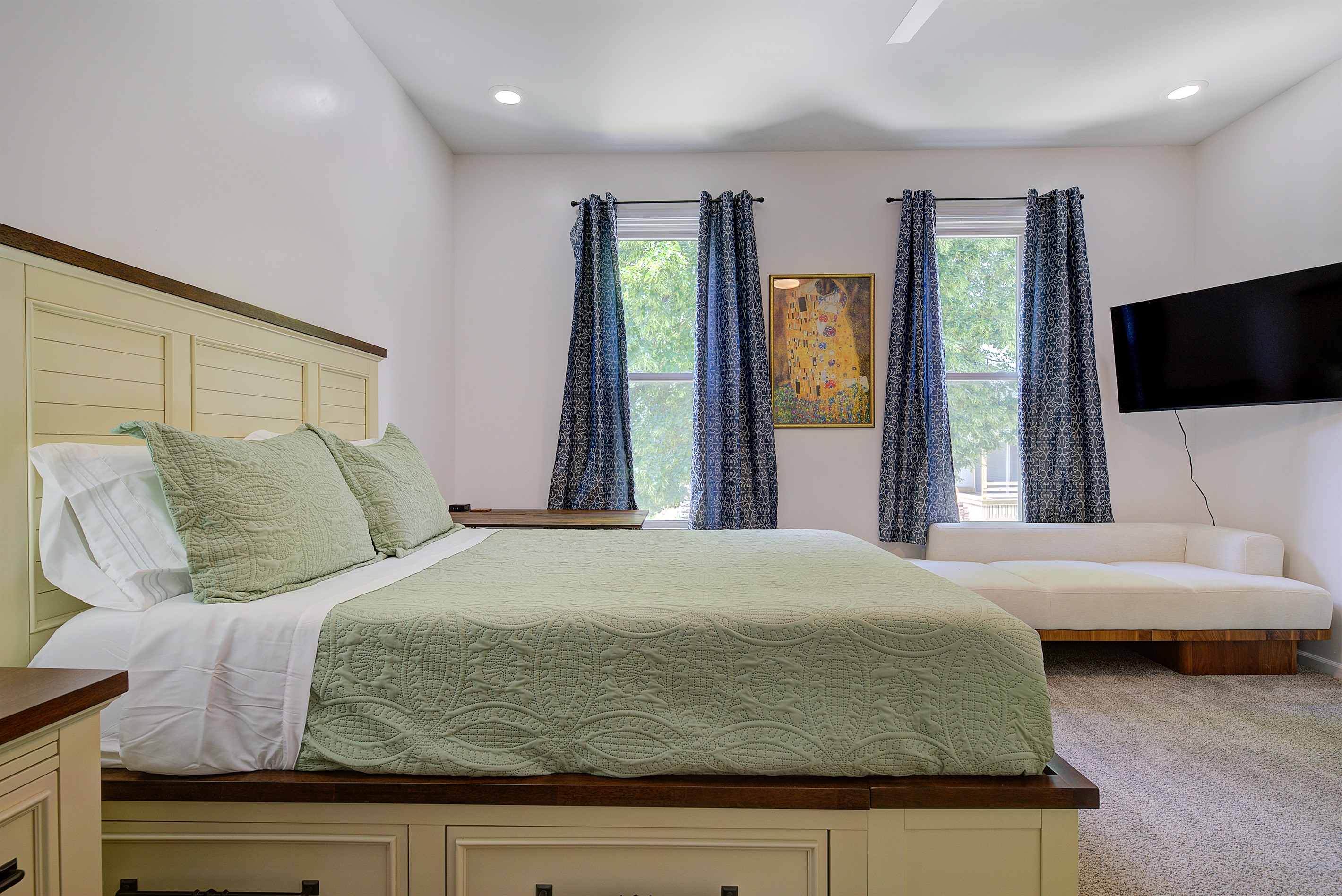 Bed #1, queen bed & single daybed