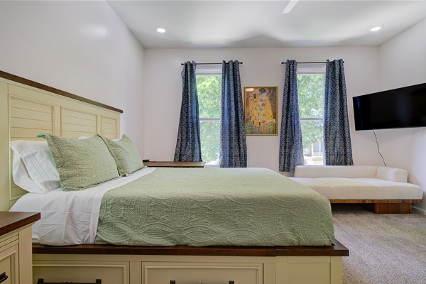 Bed #1, queen bed & single daybed