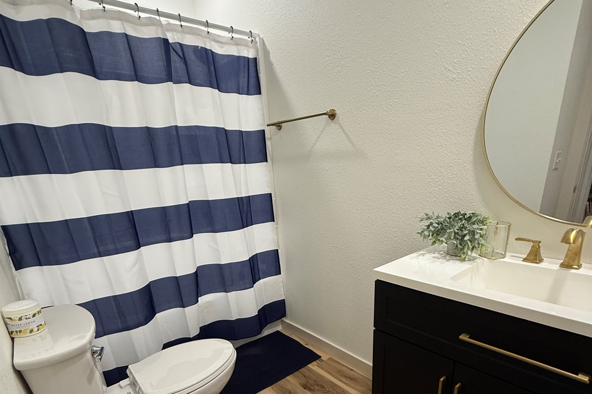 Full bath w/tub/shower combo