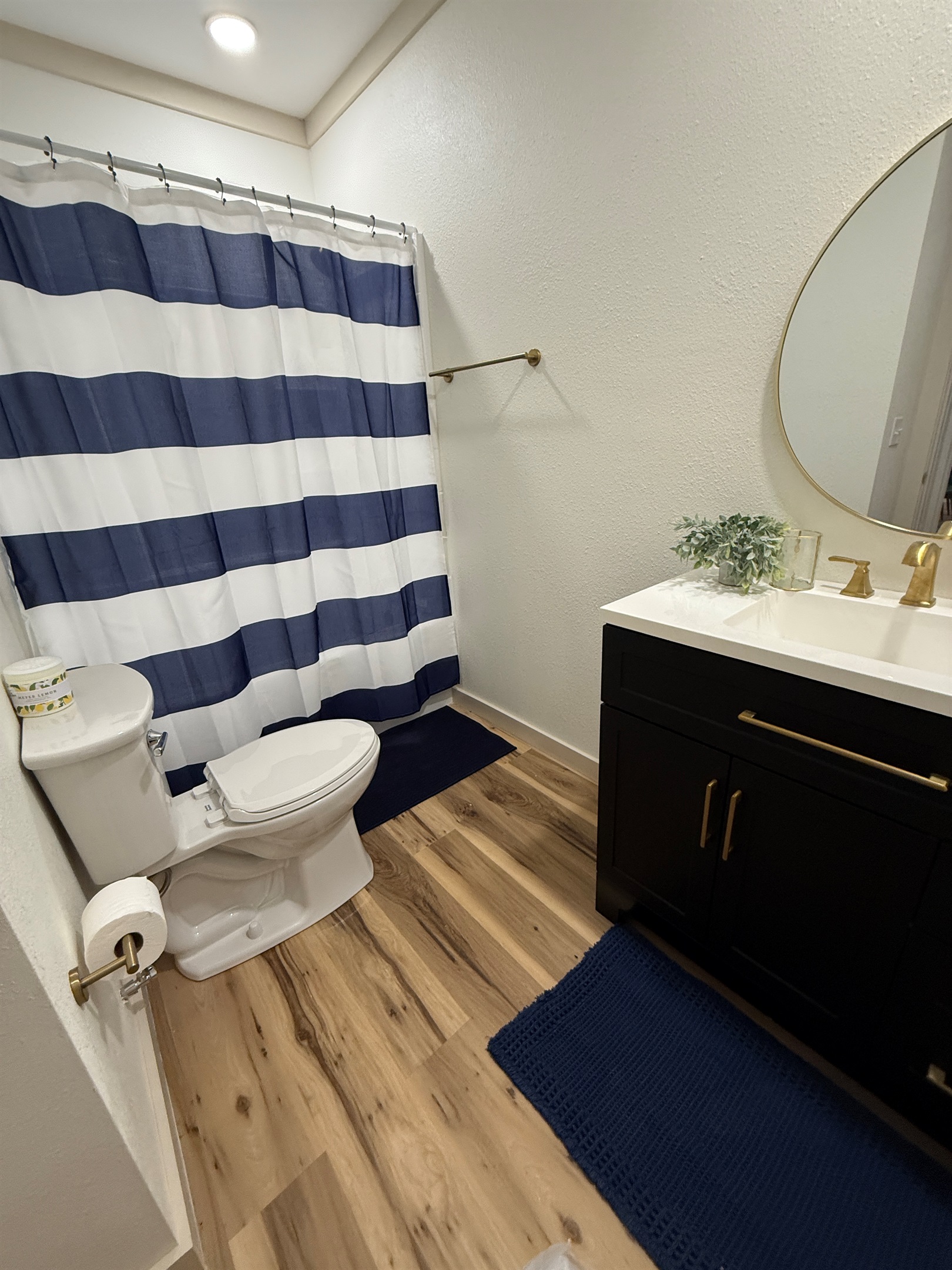 Full bath w/tub/shower combo