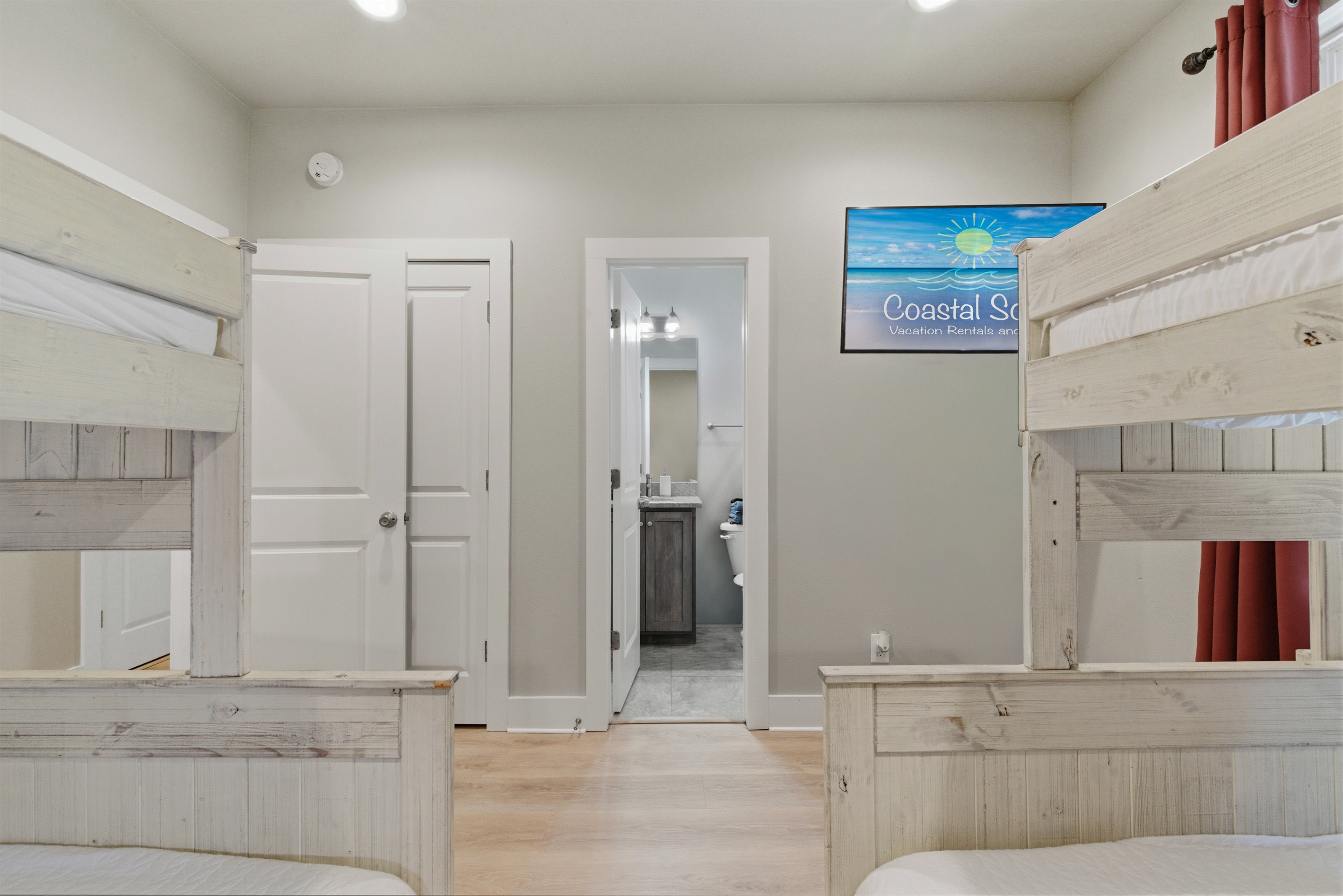 Bunk Room (2x Twin over Full)