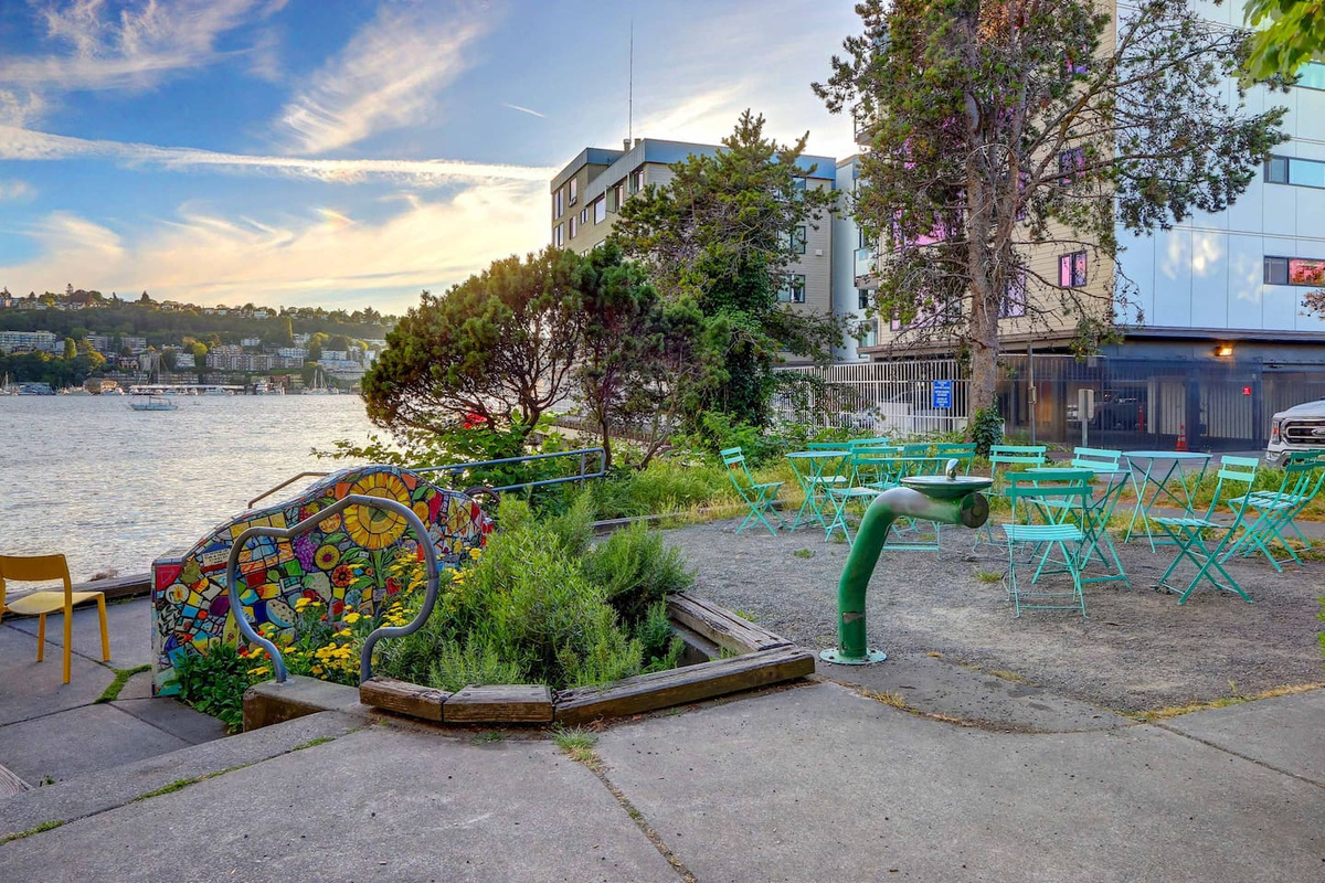 The mini park in front of the house (across the little street). A beautiful place to enjoy your coffee with access to the lake for paddleboarding or Kayaking.