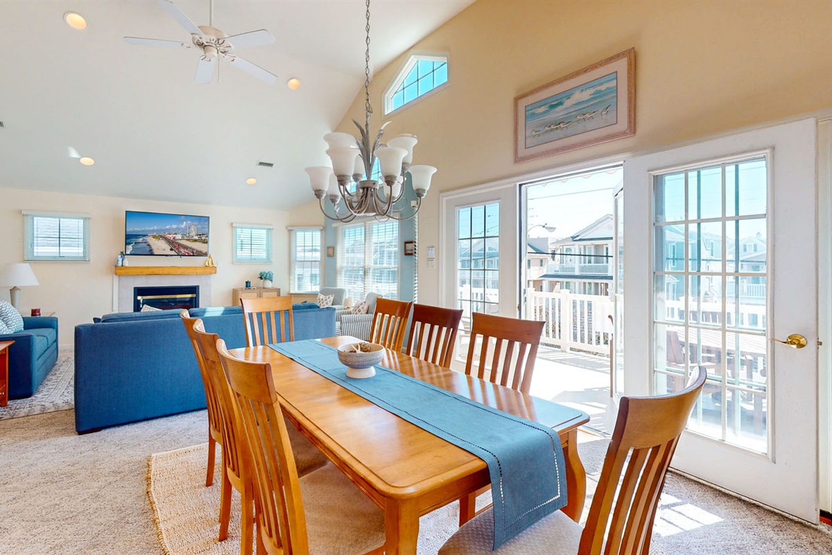 Dining area which can seat eight