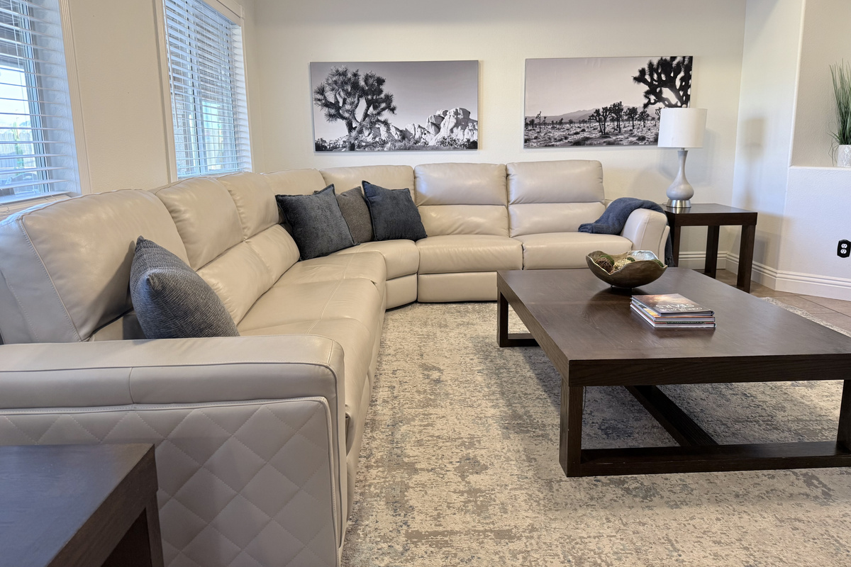 Living room suitable for large groups to enjoy a visit or watch the big screen