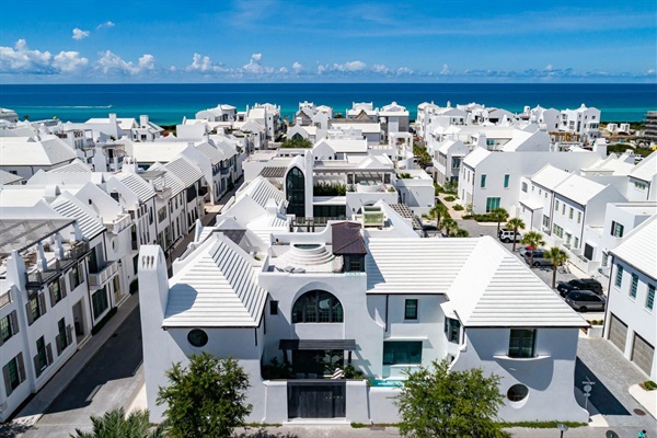 10min walk to Alys Beach, where you can browse upscale shops, restaurants, catch a show at the amphitheater and much more.