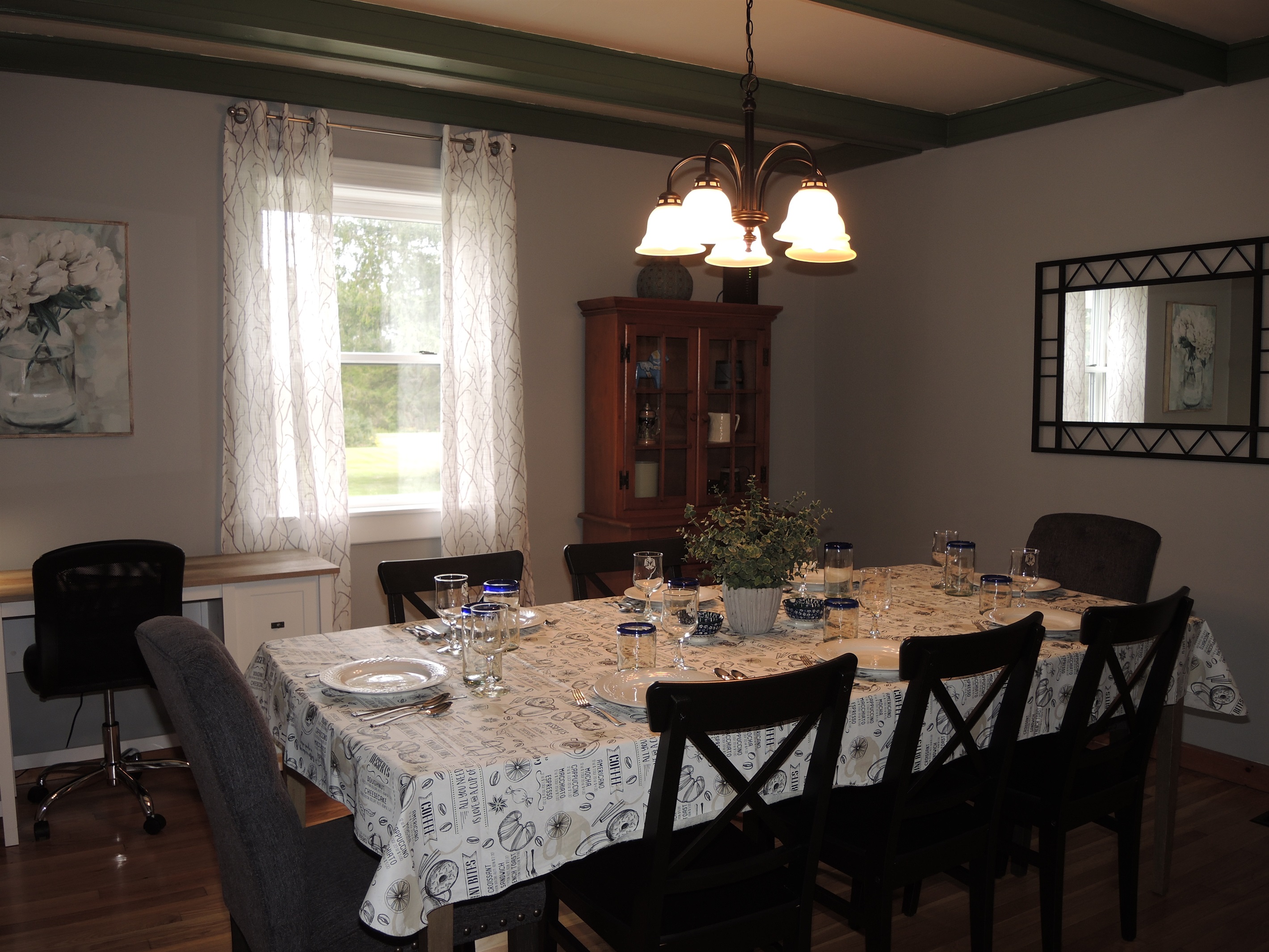Dining room w/ desk space
