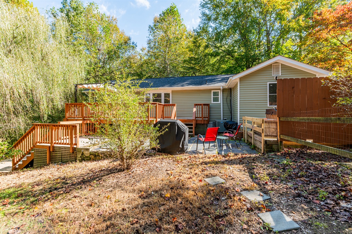 Outdoor: Relax on the spacious deck surrounded by nature