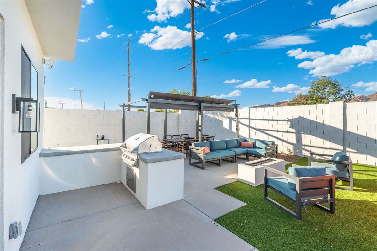 Fire up the grill and enjoy alfresco dining with a built-in BBQ and cozy lounge seating under the Arizona sky.