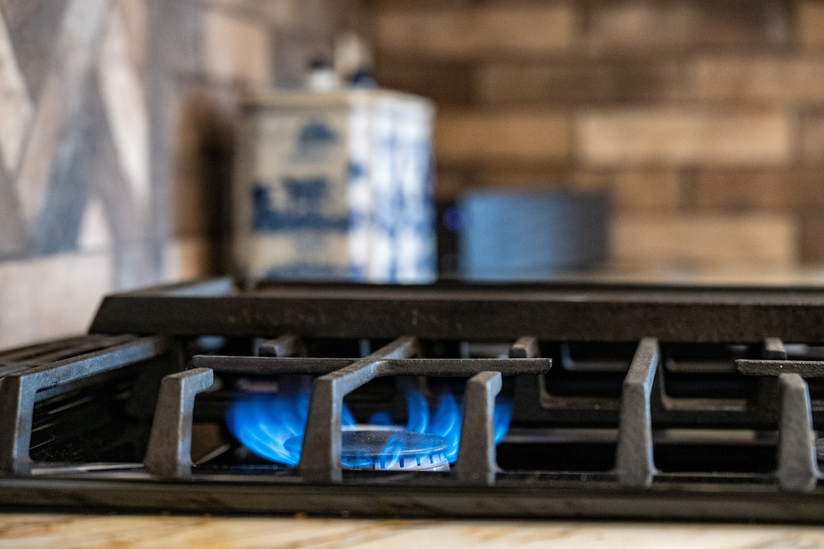 A gas cooktop offers responsive heat and ample cooking space for preparing everything from casual breakfasts to memorable group dinners.
