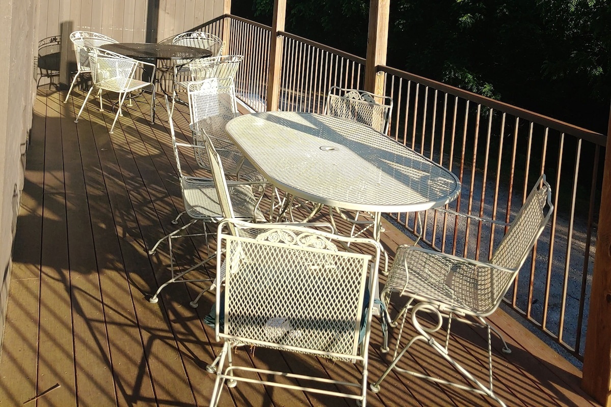 Branson HideAway back deck with two tables 