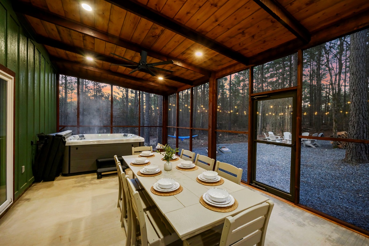 Screened-in porch dining + hot tub nights 🌅💦