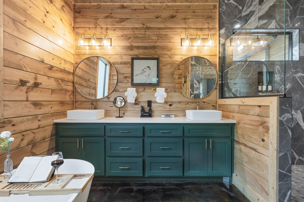 En-suite bathroom with soaker tub