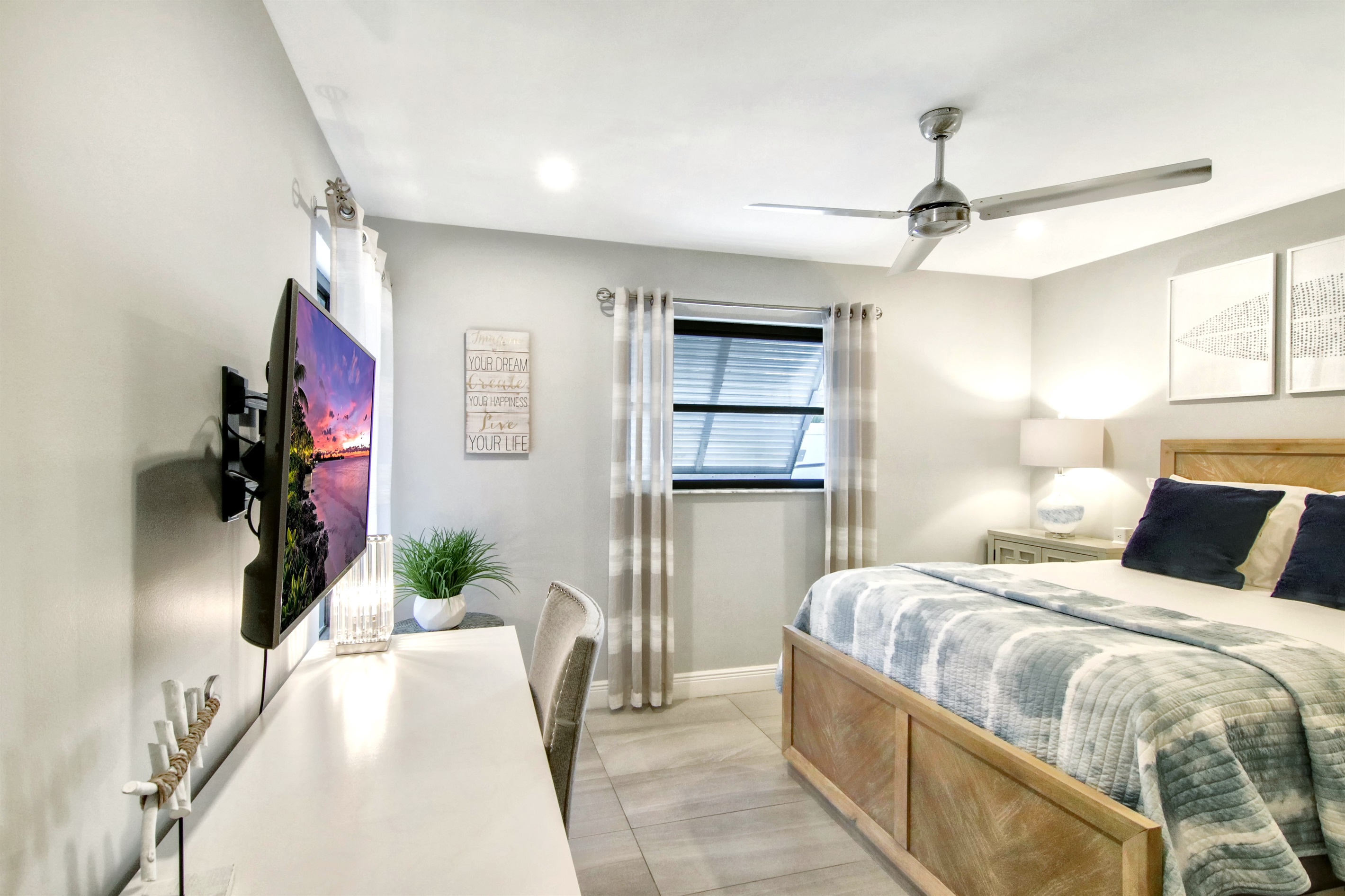 Guest bedroom-Queen bed-luxury mattress-pool view