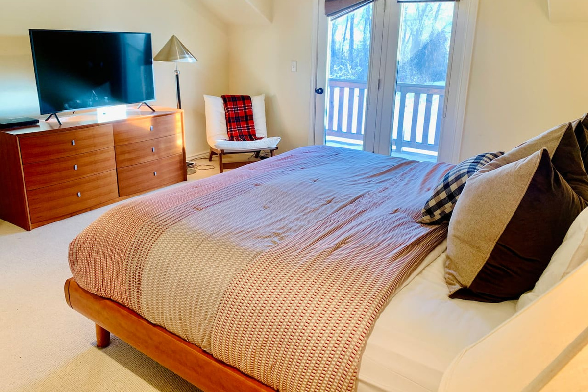 Bedroom 1 (King)