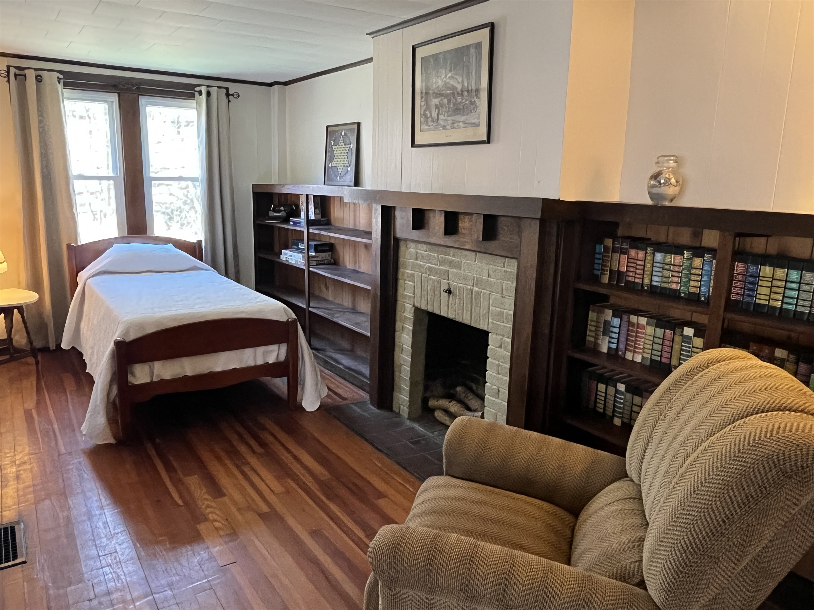 Twin bedroom and sitting area