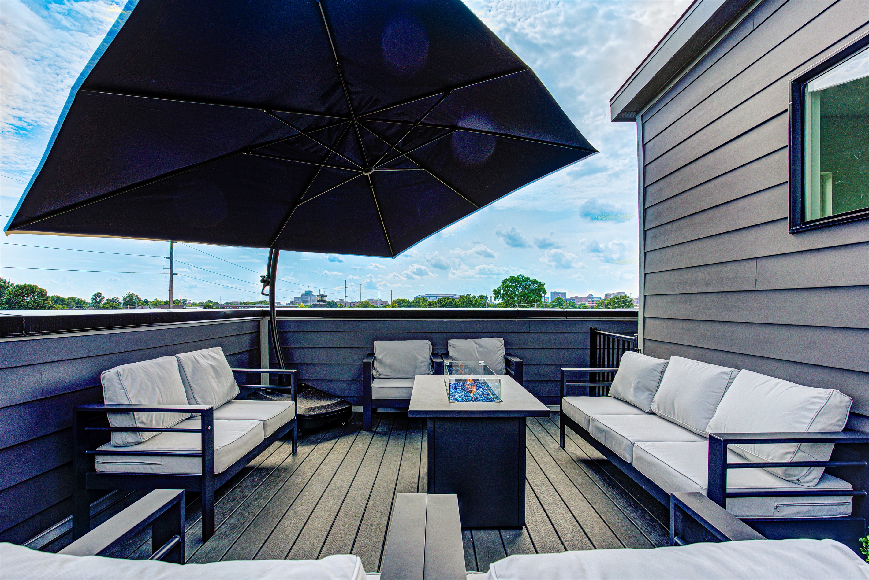 Enjoy the private rooftop with comfortable lounge chairs and a cozy fire pit - ideal for morning coffee, evening chats, or soaking in city skyline views.