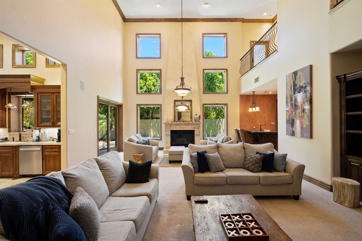 7BR+ Bonus Room Phoenician Mansion w/ Hot Tub&Pool-Heat Avail! — 7BR+Bonus Room Phoenician Estate • Heated Pool + Hot Tub, Phoenix, Arizona — photo 4