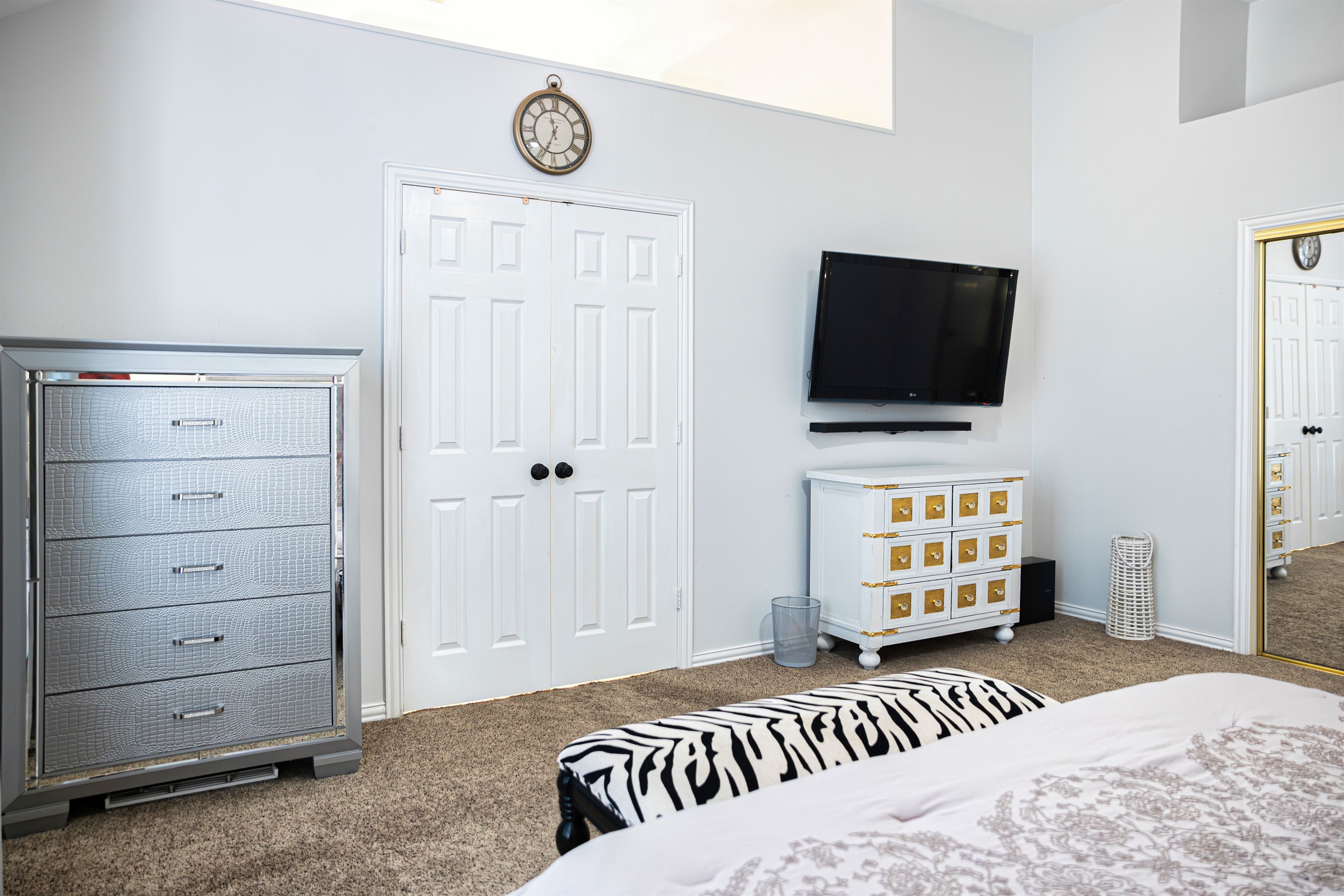 Master Suite Double Dressers, Flat Screen TV, Soundbar and Subwoofer, with Glass Full Length Mirror Closet Doors